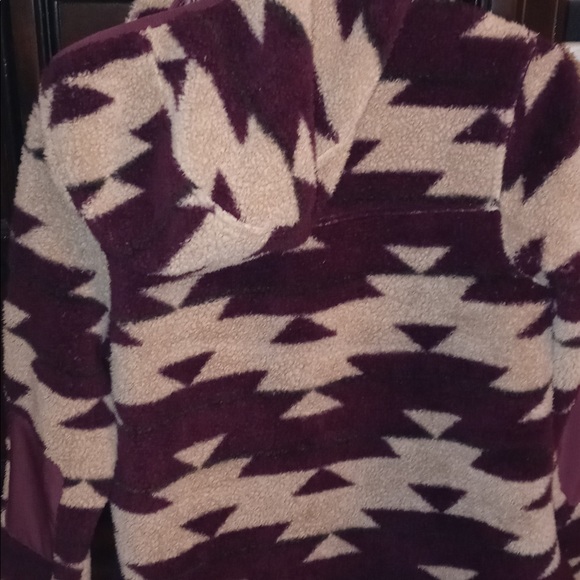 Sherpa hooded Women’s North Face “Campshire Sherpa Fleece Aztec” pullover. - Picture 7 of 8
